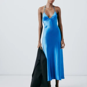 Blå klänning - Helt ny oanvänd klänning från Zara i stl S! Slutsåld💗 lappen är kvar