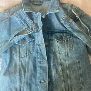 Säljer denna snygga jeans jackan fråga  - & other stories. Storleks lappen är tyvärr bort men jag skulle säga att den är typ i strl XS. Skriv privat för mer blilder eller mått!❤️