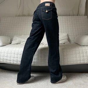 Jeans med fickor - Midja: 86cm✨Innerben: 81cm✨Storlek: ”46+” (passar S/M)✨Jag på bilderna är 172cm lång och brukar ha storlek 38🫶