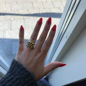 Edblad peak ring gold  - Säljer nu min as snygga ring från Edblad i färgen guld! Säljer då den inte kommit till användning på länge!