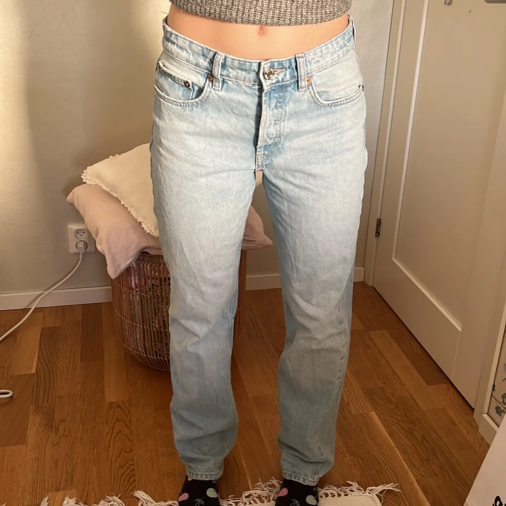 Ett par ljusblåa low waist zara jeans i storlek 38🌸 Knappt använda och i bra skick! Vid frågor skriv gärna till mig💕💕. Jeans & Byxor.