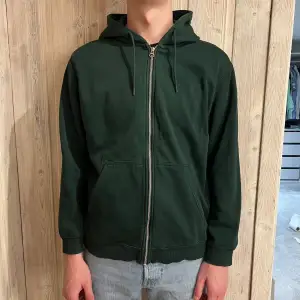 Säljer min mörk gröna zip hoodie från weekday då den blivit för liten. 
