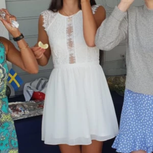 Studentklänning - Säljer min klänning som jag använt 2ggr.  Fin tunn kjol med spetsdetaljer på överdelen. Trots att det är merch så går det att ha vanlig bh i. Inga fläckar vad jag kan se så den är i jättefint skick (tog studenten 2020… så det var en lugn dag)