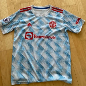 Manchester United tröja 21/22 - Manchester utd tröja 21/22.  Storlek s /170 