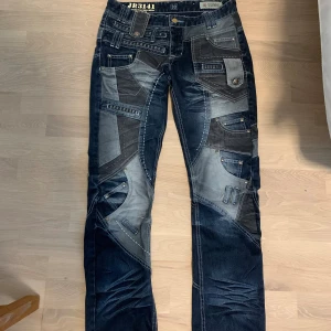 Limited edition jeans - Sjukaste jeansen från J-rag med patchwork och metalldetaljer🎀 Storlek 30/32! Svarar gärna på frågor om mått, prisförslag osv❤️