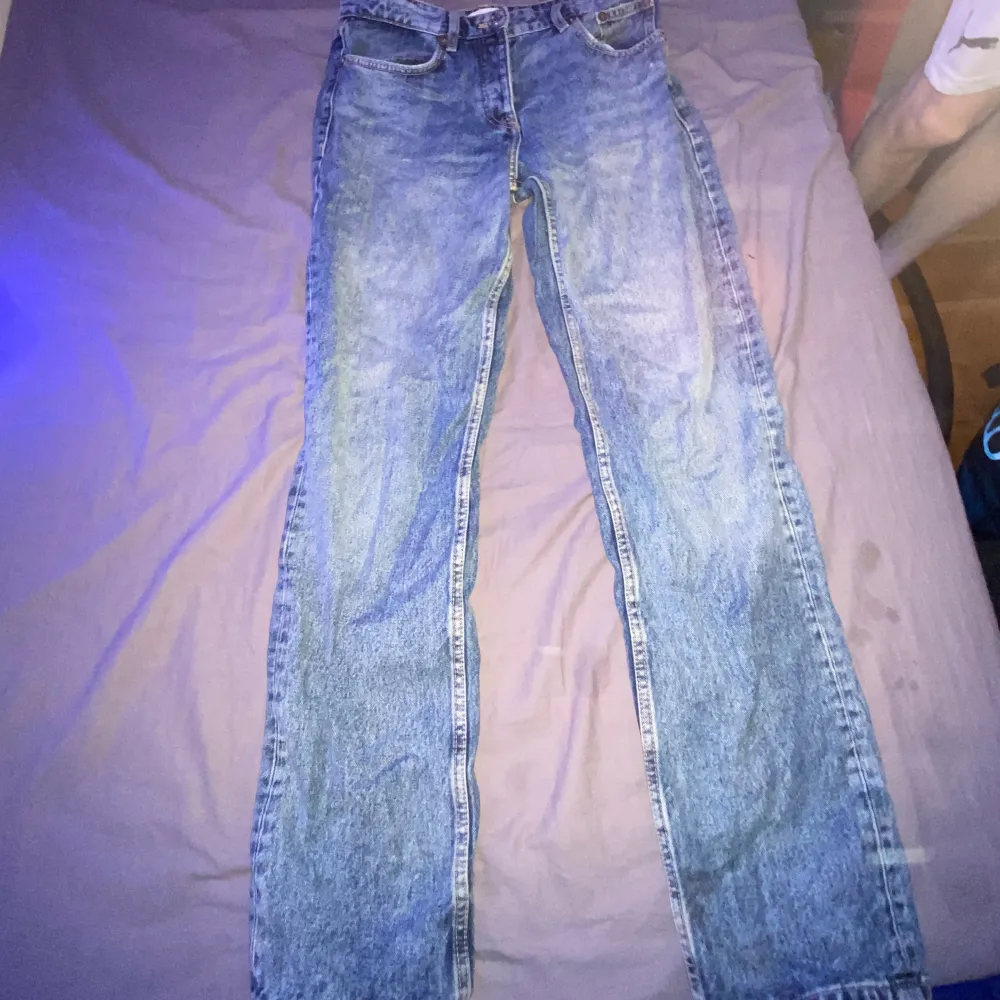 zara raka mid waist jeans i gott skick då de är för stora för mig så har aldrig använt de ute.. Jeans & Byxor.