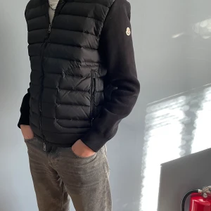 Moncler cardigan  - Hej! Säljer min moncler cardigan som inte kommer till användning i storlek M, modellen på bilden är 180 lång och väger 60kg.