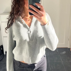 Stickad tröja - Jättemysig stickad tröja från Carin Wester. Lite kort på mig i ärmarna därför jag säljer. Pm vid frågor och pris kan diskuteras 🩷lite nopprig men kan tas bort lätt med noppmaskin eller liknande
