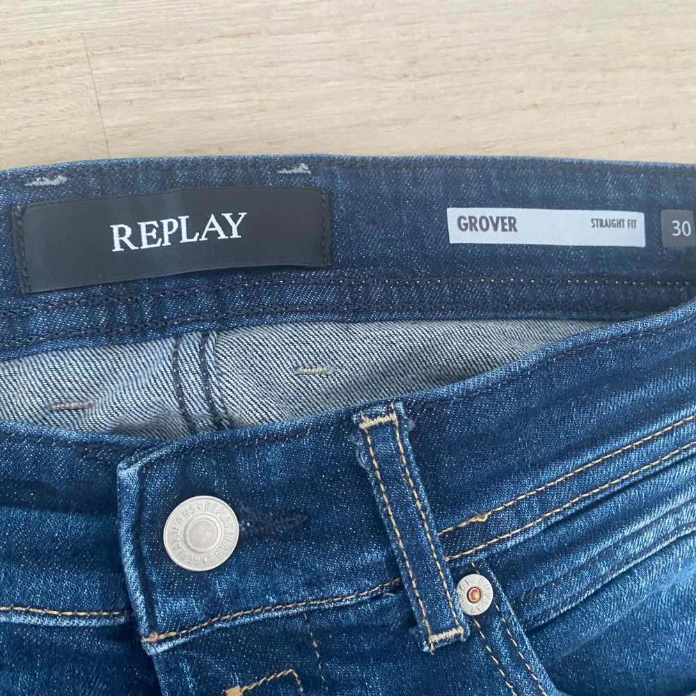 Säljer dessa replay jeans för de var för stora. Modellen är straight leg. Köpta på replays hemsida.  Storleken är 30-32 och har bara använt dom cirka 1 gång .Och det motsvarar skicket som är 10/10.. Jeans & Byxor.