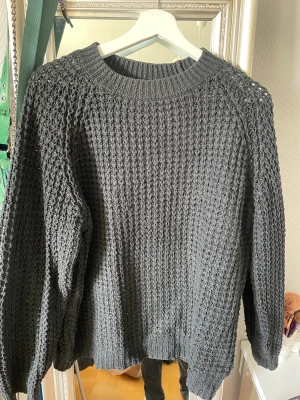 Svart stickad tröja - Tröja från lager157 som inte används längre.  Använd vid fåtal tillfällen.