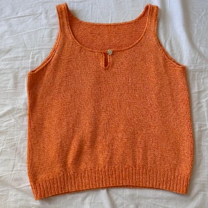 Unik stickad/virkad väst med knapp - Vägrat göra mig av med denna trots att den aldrig kommer till användning då den är såååå fin. 