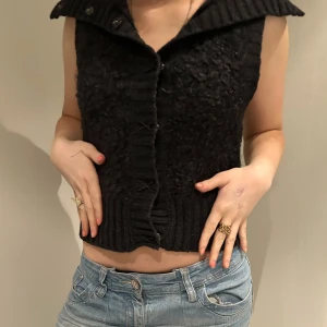 Stickad - Säljer en jätte fin stickad väst liknande tröja från L.O.G.G i storlek M. Jätte trendig just nu och är i bra skicka endast använd 1 gång!❤️❤️