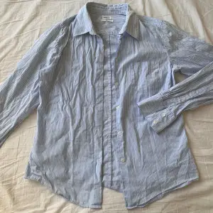 Klassisk blå/vit randig skjorta från Filippa K. Köpt för minst 800kr, kommer ej ihåg exakta pris🤍Bra skick! 