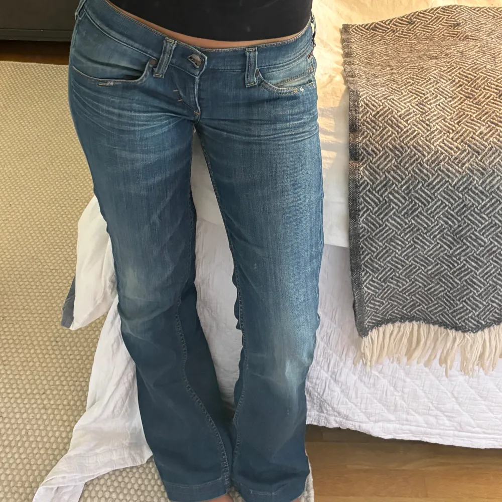 Såå snygga miss sixty jeans!! Är perfekt låånga på mig som är ca 1.70🤍 säljer då de blivit lite för stora. midja rakt över: 40 cm, längd: 108 cm. Jeans & Byxor.