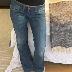 Såå snygga miss sixty jeans!! Är perfekt låånga på mig som är ca 1.70🤍 säljer då de blivit lite för stora. midja rakt över: 40 cm, längd: 108 cm