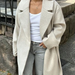 Kappa - Beige kappa från Gina 