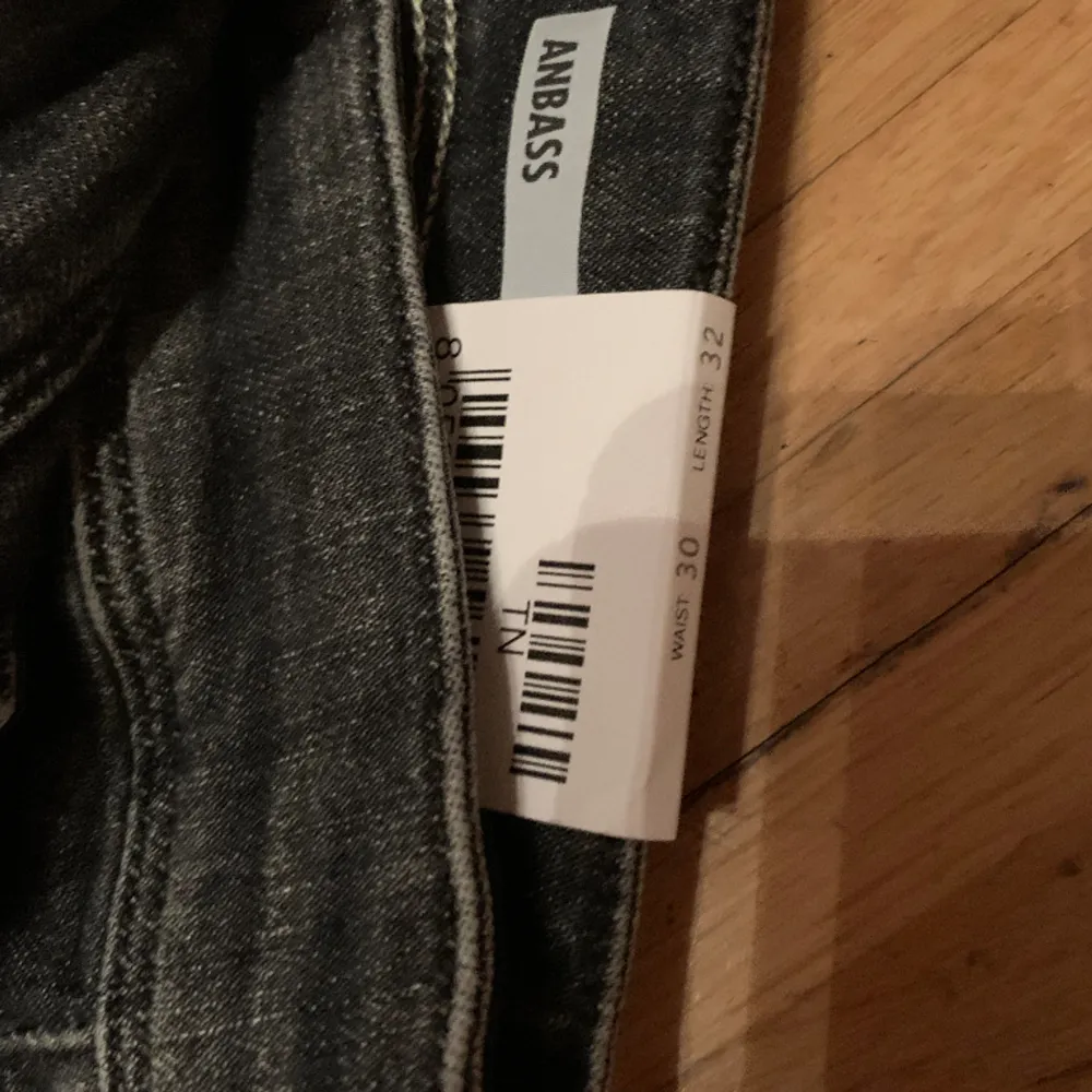 Säljer dessa Replay Anbass jeans! | Helt nya alltså 10 av 10 skick med lappar kvar! | Storlek w30 l32. | Nypris runt 1800kr säljer för 700kr. | Ställ gärna frågor innan du köper!. Jeans & Byxor.