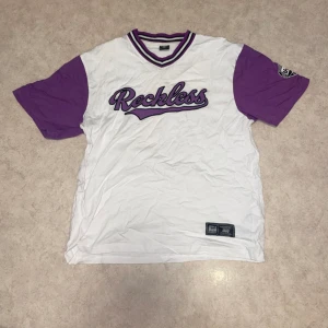 reckelss T-shirt  - En najs americansk fotbolls T-shirt från FSBN. Storlek M i athletic fit, skulle kunna passa L. Svarar på alla frågor.