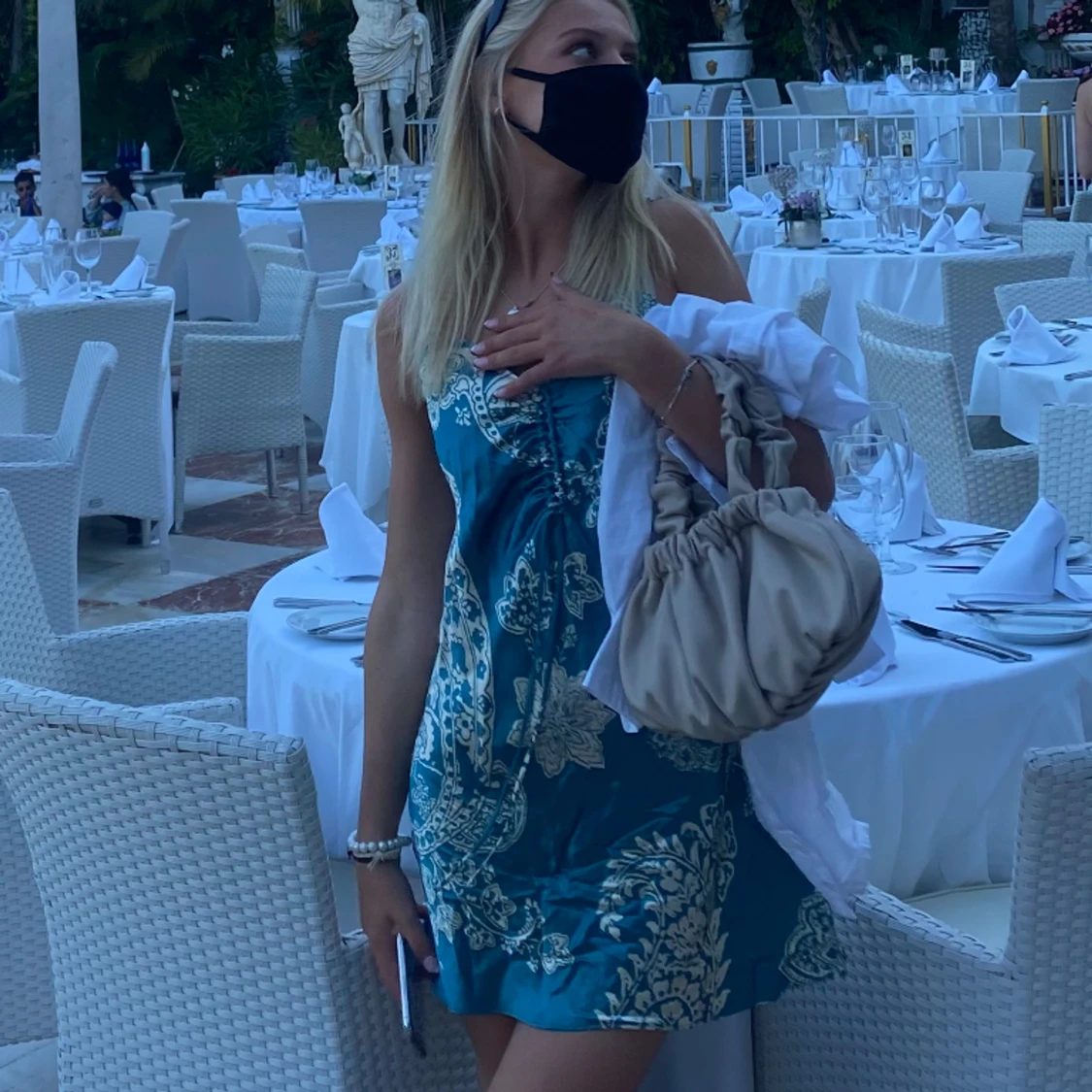 Kort silkesklänning