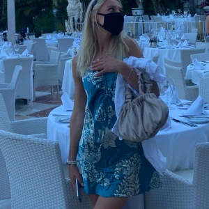 Kort silkesklänning - Säljer denna fina klänning i storlek xs och i mycket bra skick☺️ skriv för fler bilder!