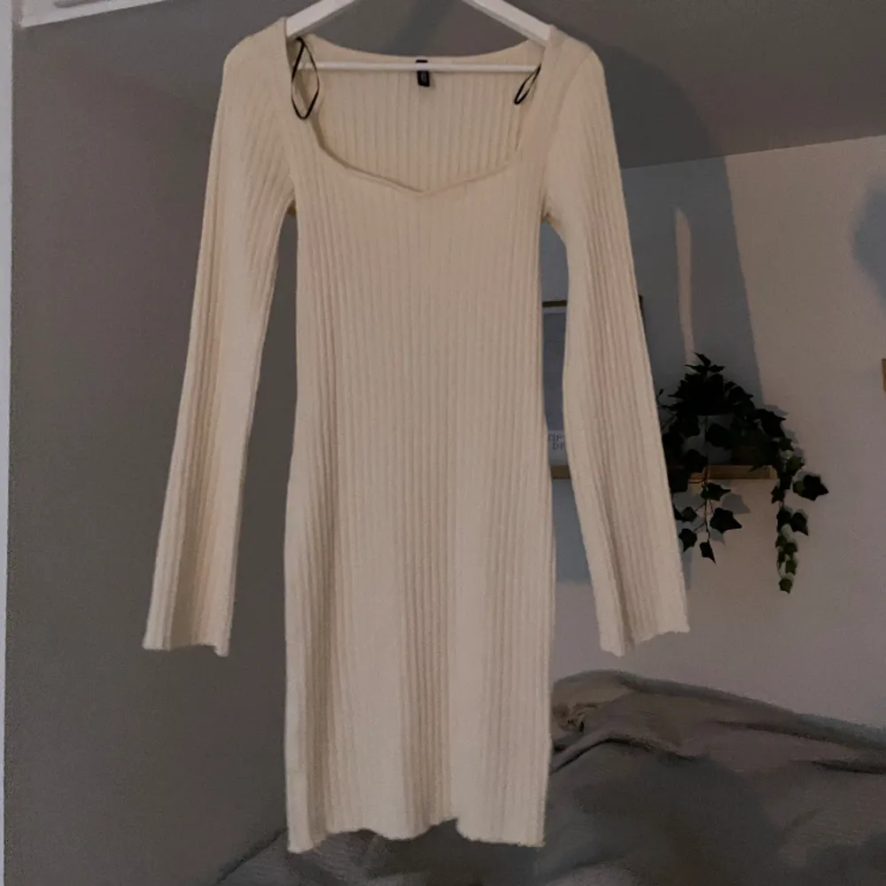 Super fin vit stickad klänning från HM. Säljer pga kommer inte till användning. Nypris 399kr, säljer för 250kr. Är i nyskick då jag bara använt den 2-3ggr🌟. Klänningar.