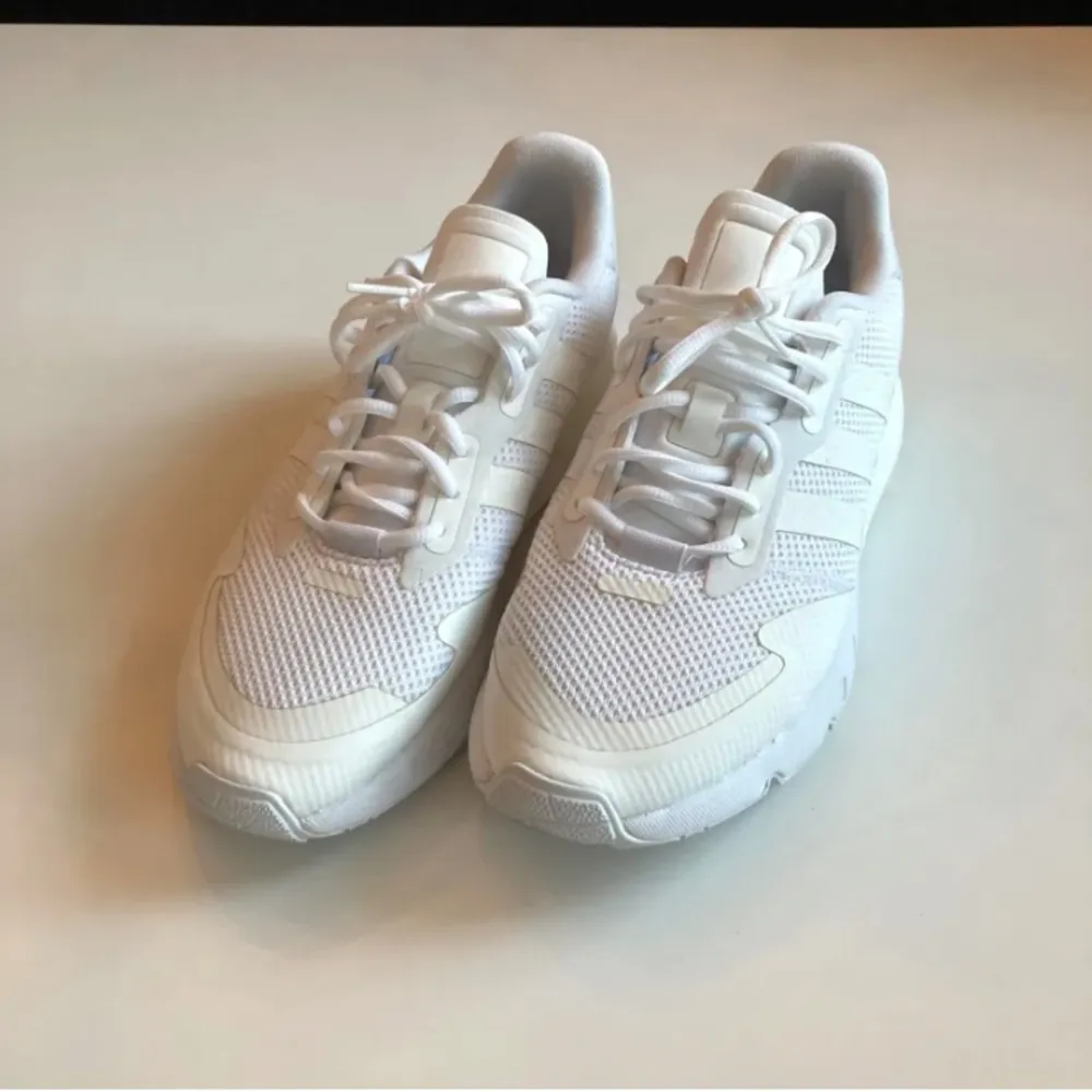Vita Sneakers från Adidas i storlek 42. Köparen står för frakten🥰❤️. Skor.