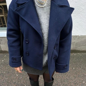 Kort blå mörkblå kappa - Säljer nu min fina mörkblåa kappa från designbysi så jag köpt en ny jacka till våren!💙