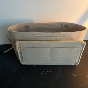 Väskorganiserare - Fin väskorganiserare i beige 💕 Säljer eftersom den inte kommer till användning längre. Nästan helt ny. Säljer även i svart. Köparen står för frakten. Tryck köp nu. Skriv om du skulle ha några frågor 💕