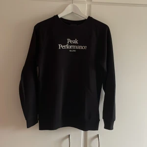 Svart peak performance sweatshirt - Det är en ungdomströja av märket peak performance med normal passform. Tröjans orginalpris är 699