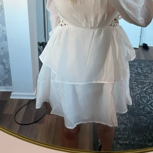 Studentklänning  - Vit klänning, i storlek 36 och är normal i storlek. Öppen i ryggen som man själv knyter. Sitter bra i längden på mig som är 1,67🩶