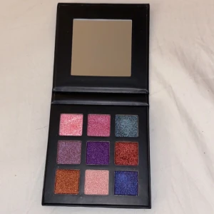 Ögonskuggspallet - Säljer denna ögonskuggspallet eftersom jag aldrig har använt den. Så den är alltså helt oanvänd.