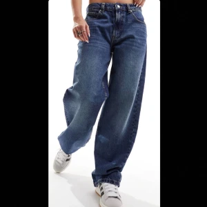 As snygga jeans 😍 - Skit snygga byxor som jag tyvärr har växt ur😔 Dem sitter lite mer åt det högmidjade hållet om man är storlek w34 men är man en storlek mindre eller två så sitter dem as snyggt lite mer lågmidjat som på bilden💘🙏  Inga skador! ‼️Orginalpris- 539kr‼️