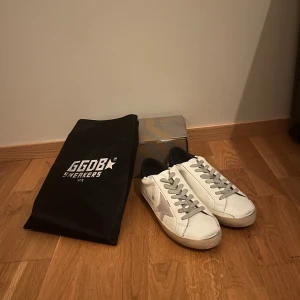 Golden goose skor - Säljer nu dessa golden goose skor i toppskick för endast 2250kr! Lågt pris därför att jag ej kan garantera att de är legit eftersom de är köpta på Plick. Kvitto finns digitalt Mvh/Simon😁