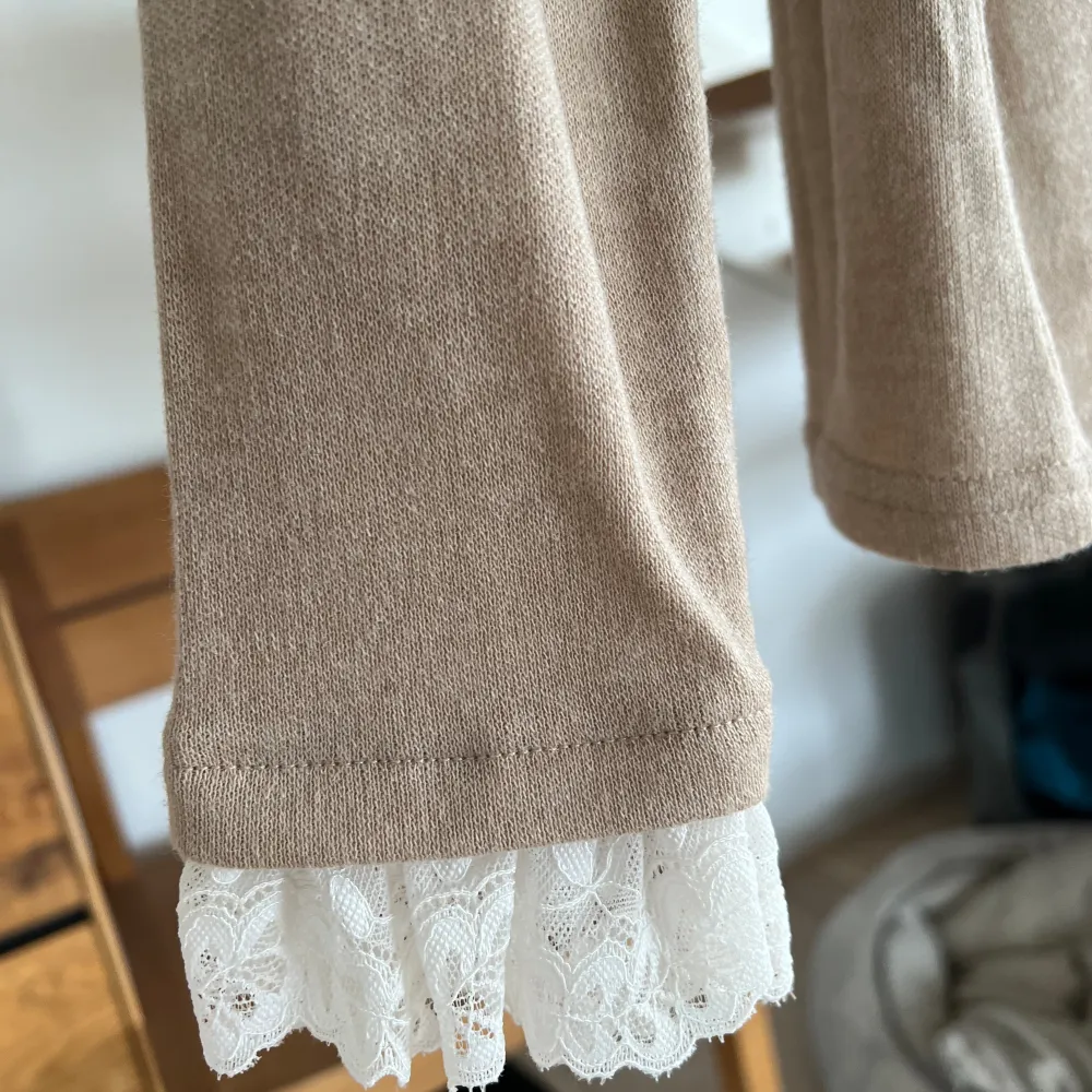 En jätte fin tröja, beige med söt spets nedtill. Liten i stl står L men med som medium. Säljer för att den tyvärr är för liten, endast provad.  Material ; mjuk och skön, 85%Polyester 15%Viscose. Tröjor & Koftor.