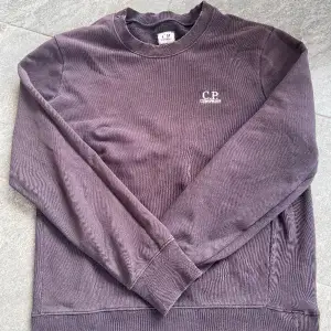 Tjo! säljer en fin cp company tröja. Den är i bra skick. säljer för 249kr. Färgen är brun/ bara att höra av sig om du undrar över nåt. Mvh vixresell!