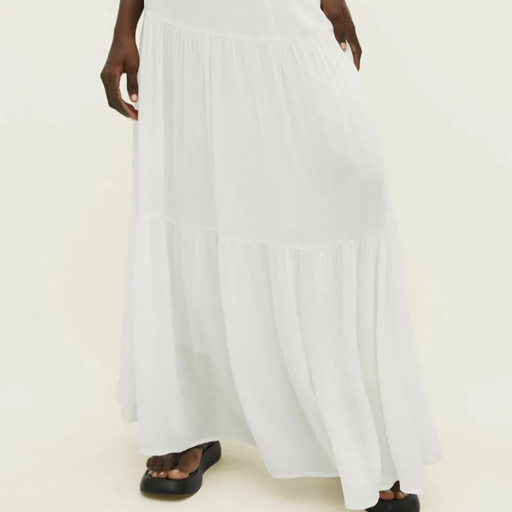 Snygg lågmidjad kjol perfekt till sommaren, använd fåtal gånger men lite sliten då den är lite lång på mig som är 160❤️nypris 330🥰. Kjolar.