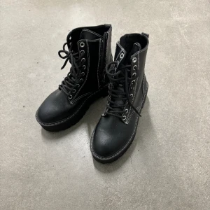 Boots/kängor - Snygga boots i storlek 37. Aldrig använda, endast testade.  Konstläder. 
