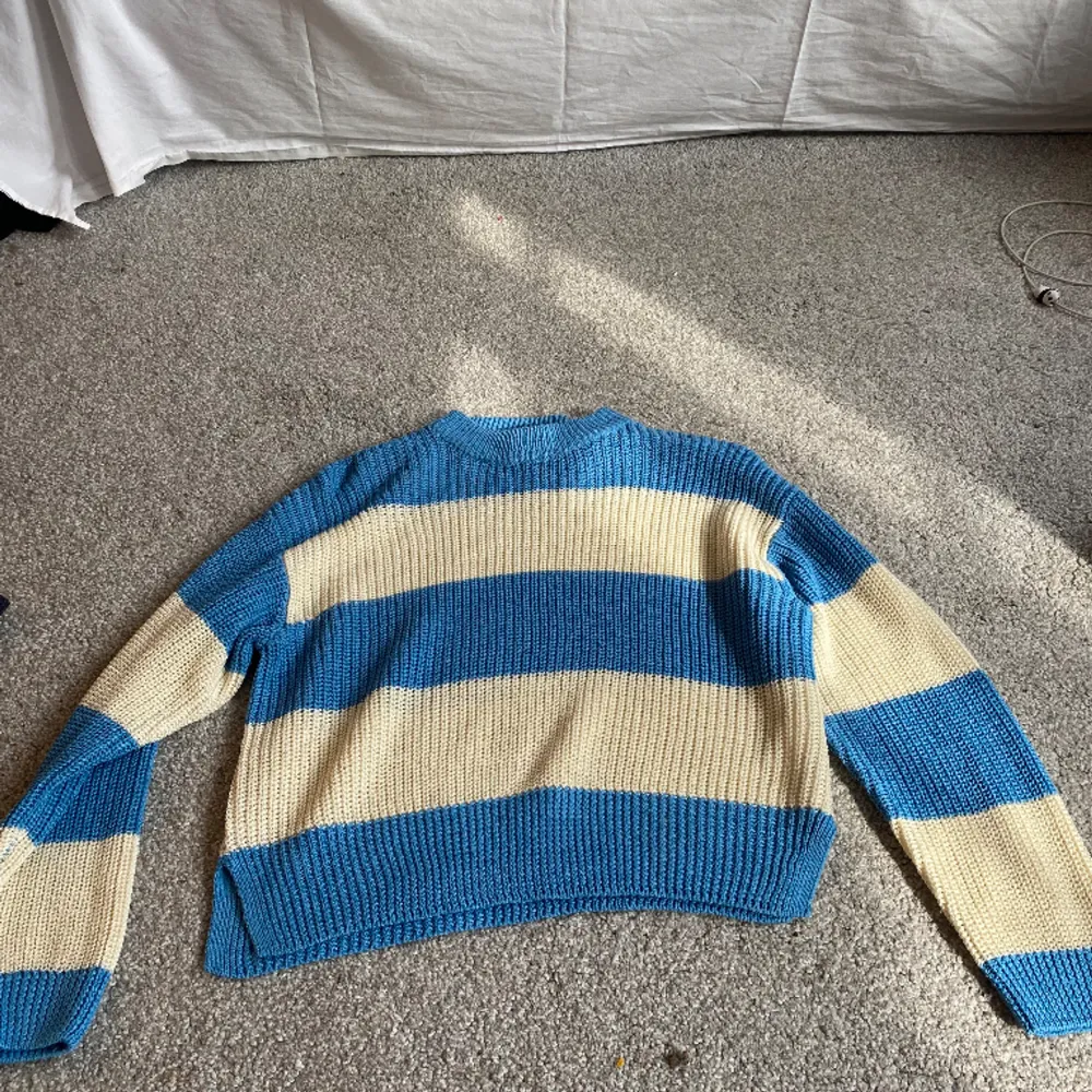Stickad tröja från Gina tricot, str 148/ xs. Jag har vanligtvis xs/ s och den passar mig bra. Köpt för 250kr och söker för 50!. Hoodies.