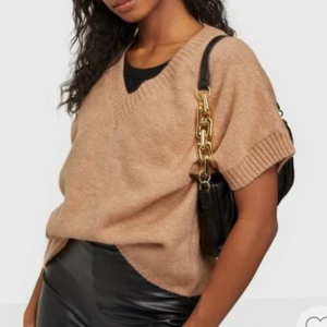 Stickad väst  - Stickad väst från Nelly! Aldrig använd 