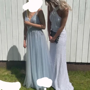 Balklänning - Säljer min superfina balklänning köpt här på plick (ursprungligen från ASOS). Den är använd en gång av säljaren (tjejen på första bilden) & en gång av mig (andra bilden)