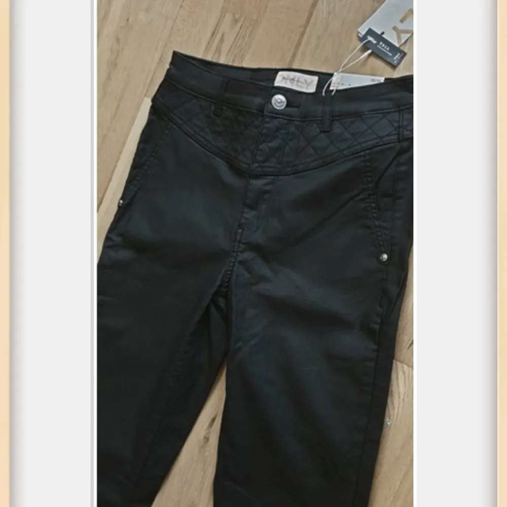 Jätte fina svarta jeans ! Modell: Paola Skinny High Waist Storlek: EU 30/36  77% Viskos 20% Nylon 3% Elastan  NYA !! Nypris: 529 kr. Jeans & Byxor.