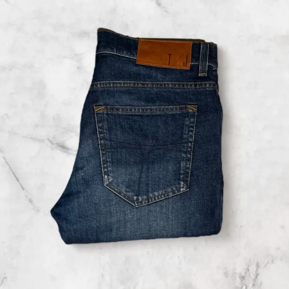 Säljer Tiger of Sweden jeans i Nyskick. Modellen är Evolve, byxan är i nyskick och har en väldigt fin passform med en riktigt snygg tvätt. Storleken är 30/30  Hör av er vid fler frågor eller funderingar🤝. Jeans & Byxor.