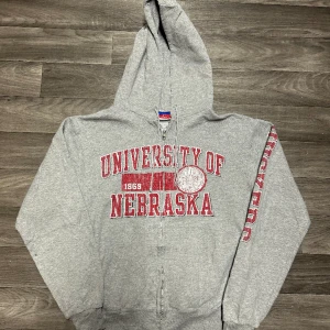 Champion University Of Nebraska Hoodie - Snygg college zip Hoodie i storlek S! Bara att skriva om du undrar över något🙏
