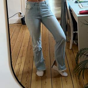 Jeans med slits från NA-KD kollektion med Hanna Schönberg