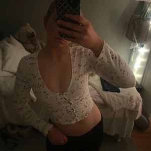 Sommartopp - supergullig blommig sommartopp!! 💖lite för liten för mig som syns på bilden. en utav knapparna sitter något löst men inget som inte går att lösa med lite nål och tråd 😚