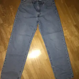 Säljer mina Levis jeans. Som oanvända. Stl 33. Är 188 och sitter perfekt. 