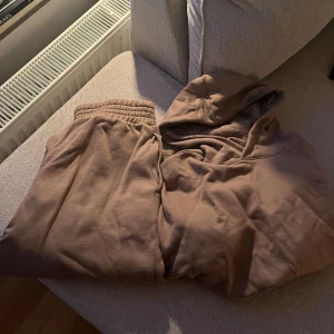 Mjukis set - Beige mjukisset från asos, byxor med rak passform och oversize hoodie, passar storlek M. Sparsamt använt. 
