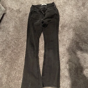 Zara bootcut jeans - Säljer nu mina fina mörkgråa bootcut zara jeans då de tyvärr blivit för små på mig. De är lite korta på mig som är 1.62 så tror de passar någon som är mellan 1.55-1.60cm❤️ använda men i fint skick och tror att de är i storlek 32/34❤️