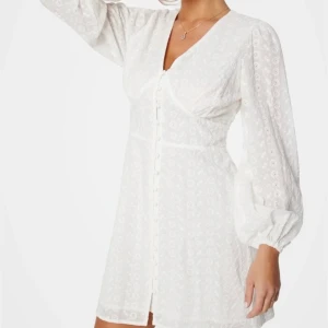 Bree Dress Bubbleroom - Säljer denna fina klänning då jag bestämt mig för en annan till studenten☀️ Helt ny, endast testad.  Köpt för 800