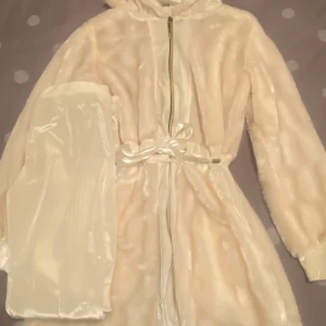 Pjyama  - Storlek s/m, Ny aldrig använd, begie, köpt för 600 kr